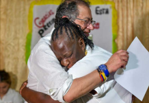 Rodeado de Madres Comunitarias, el Presidente Gustavo Petro, ratificó compromiso con la política del amor